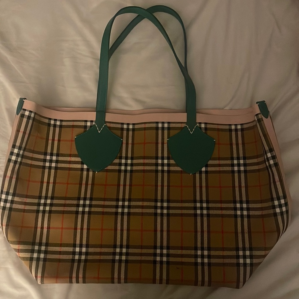 Extra large reversible Burberry tote bag in excellent condition, worn once.